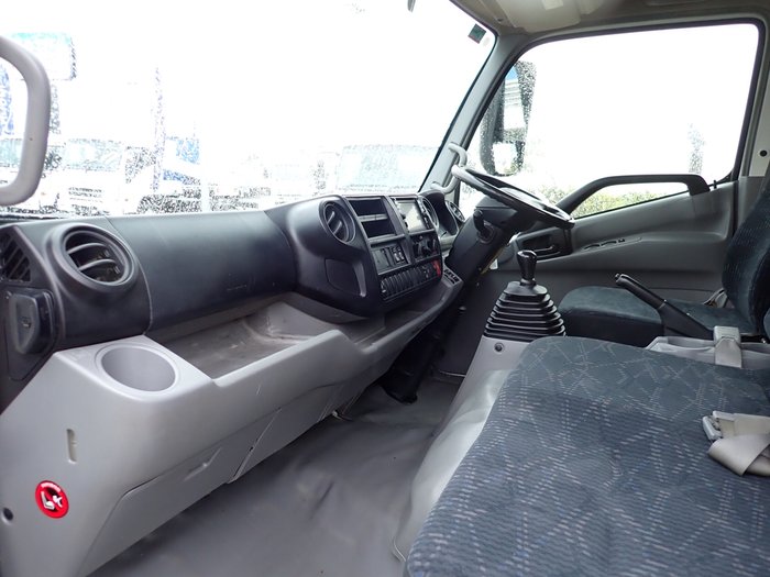 2014 HINO DUTRO 300 WHITE