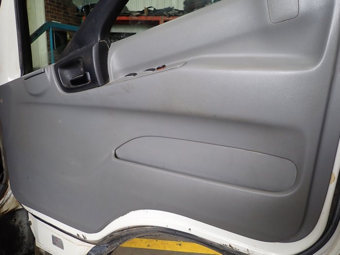 2014 HINO DUTRO 300 WHITE
