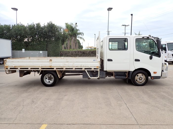 2014 HINO DUTRO 300 WHITE