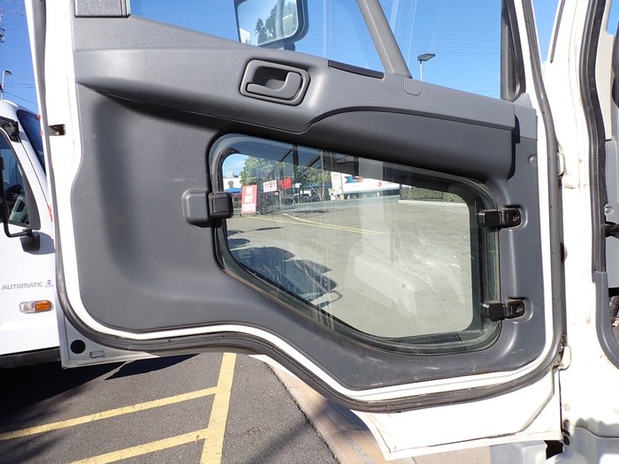 2017 MITSUBISHI FIGHTER 2427