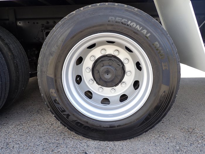 2017 MITSUBISHI FIGHTER 2427