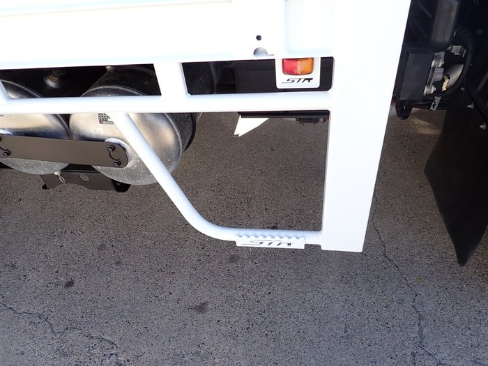 2017 MITSUBISHI FIGHTER 2427