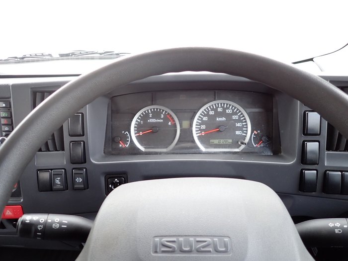 2018 ISUZU NLR 45-150 SILVER