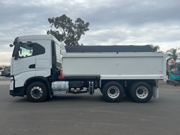 2025 Iveco S-WAY AS 550