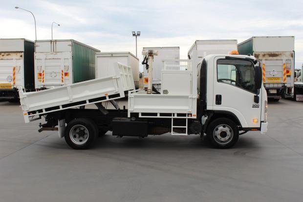 2011 Isuzu Npr300