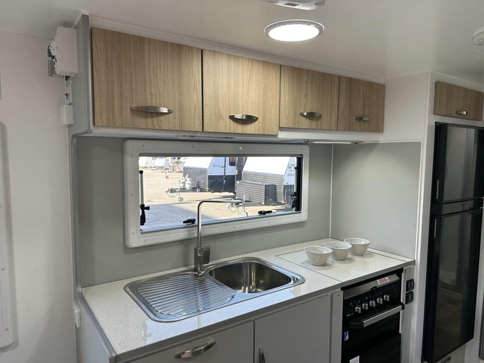 2025 Supreme 2160_C_K2e13b_T Sunray 21'6 2 Bunk