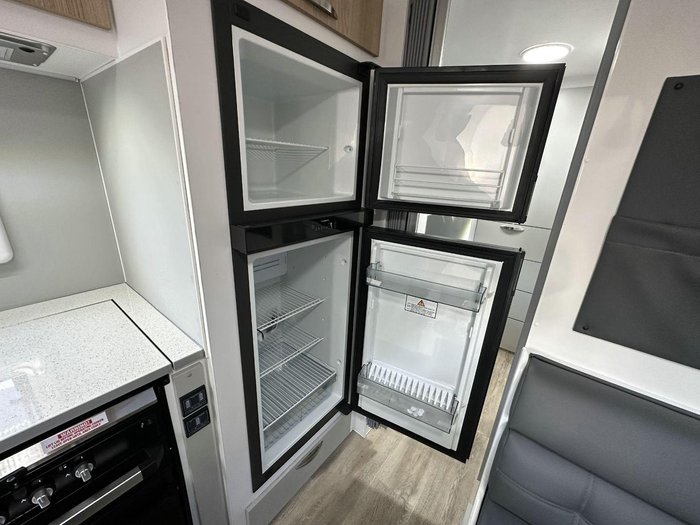 2025 Supreme 2160_C_K2e13b_T Sunray 21'6 2 Bunk