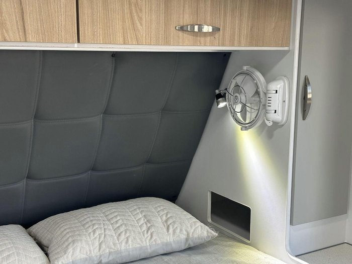 2025 Supreme 2160_C_K2e13b_T Sunray 21'6 2 Bunk