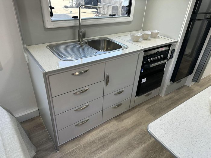 2025 Supreme 2160_C_K2e13b_T Sunray 21'6 2 Bunk