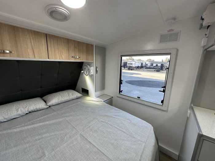 2025 Supreme 2160_C_K2e13b_T Sunray 21'6 2 Bunk