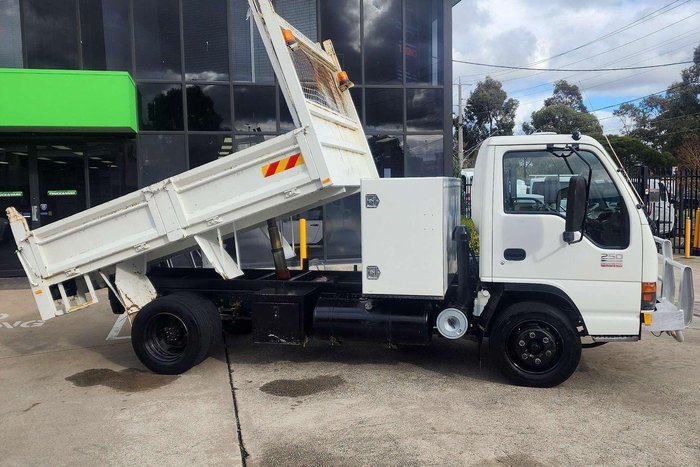 2004 Isuzu N Series NPR 250 White