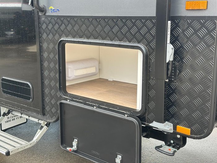 2025 JB Caravans 22'6 Dirt Road Xtreme Rear Club