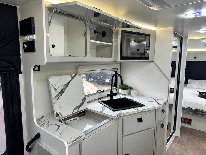2025 JB Caravans 22'6 Dirt Road Xtreme Rear Club