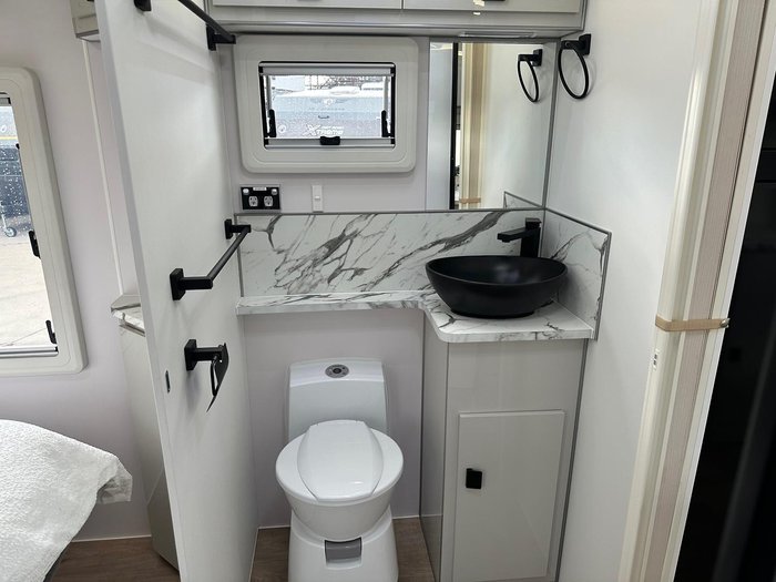 2025 JB Caravans 22'6 Dirt Road Xtreme Rear Club