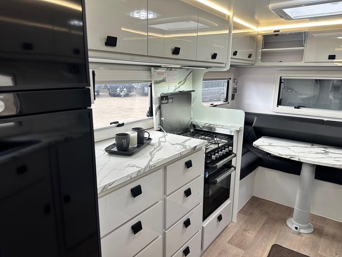 2025 JB Caravans 22'6 Dirt Road Xtreme Rear Club