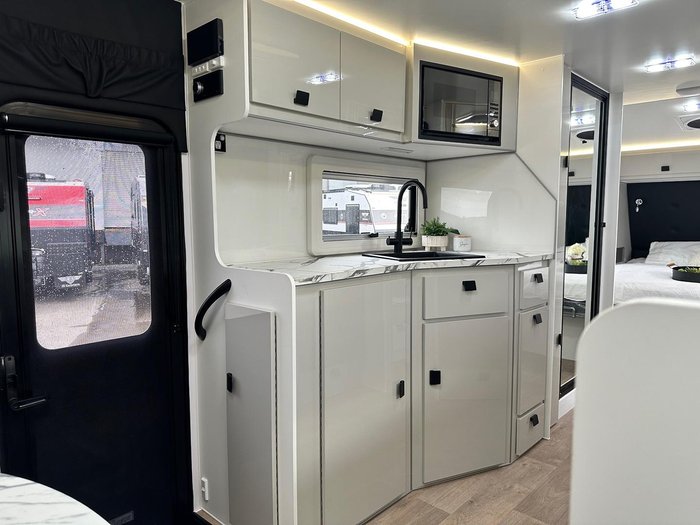 2025 JB Caravans 22'6 Dirt Road Xtreme Rear Club