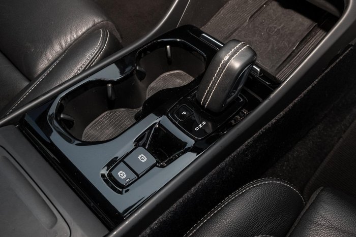 2022 Volvo XC40 T5 R-Design
