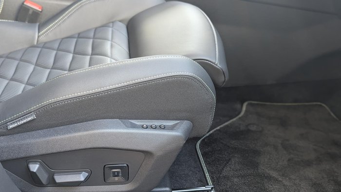 2025 Peugeot 5008 GT Premium Hybrid