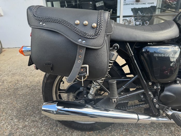2016 Triumph BONNEVILLE Phantom Black