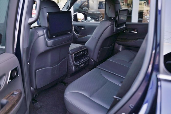 2021 Toyota Landcruiser LC300 3.3L V6 DSL Sahara 7 Seats