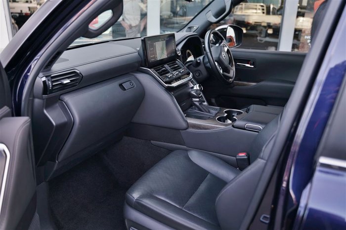 2021 Toyota Landcruiser LC300 3.3L V6 DSL Sahara 7 Seats