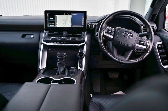 2021 Toyota Landcruiser LC300 3.3L V6 DSL Sahara 7 Seats