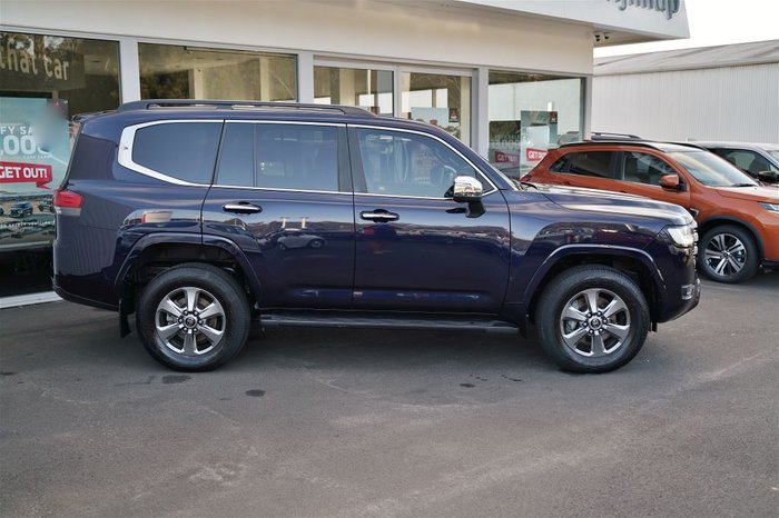 2021 Toyota Landcruiser LC300 3.3L V6 DSL Sahara 7 Seats