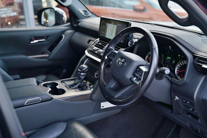2021 Toyota Landcruiser LC300 3.3L V6 DSL Sahara 7 Seats