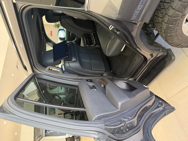 2022 Toyota LANDCRUISER LC300 3.3L V6 DSL Sahara 7 Seats
