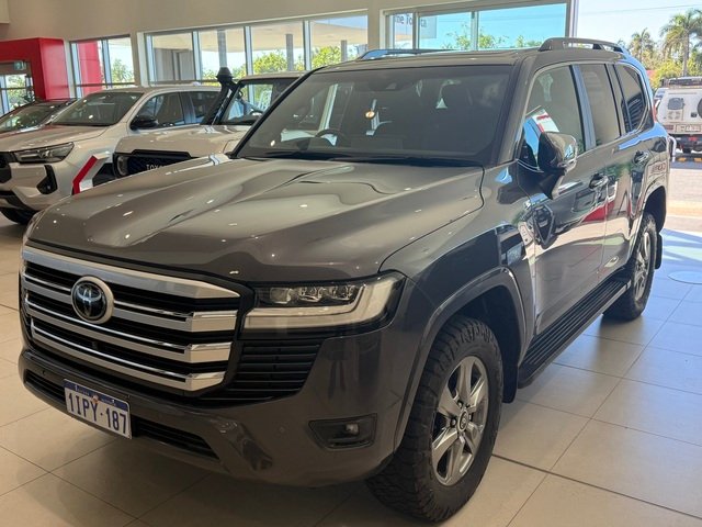 2022 Toyota LANDCRUISER LC300 3.3L V6 DSL Sahara 7 Seats