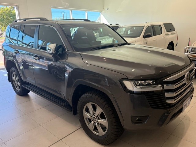 2022 Toyota LANDCRUISER LC300 3.3L V6 DSL Sahara 7 Seats
