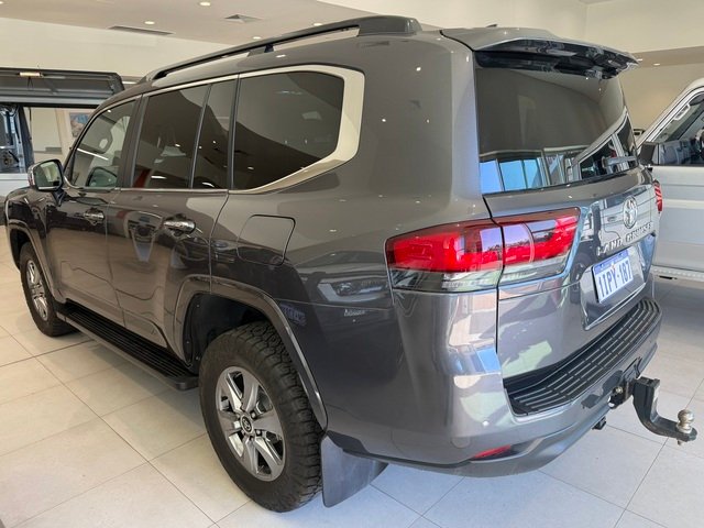 2022 Toyota LANDCRUISER LC300 3.3L V6 DSL Sahara 7 Seats