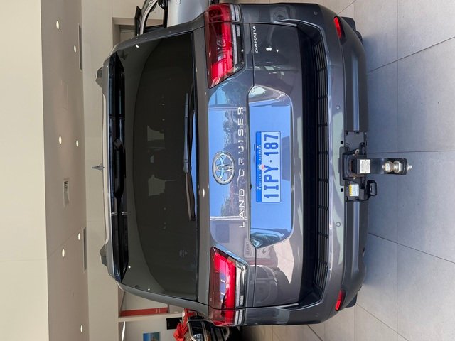2022 Toyota LANDCRUISER LC300 3.3L V6 DSL Sahara 7 Seats