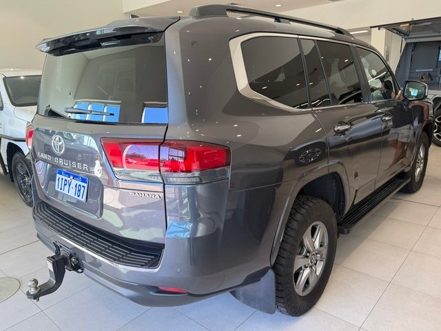 2022 Toyota LANDCRUISER LC300 3.3L V6 DSL Sahara 7 Seats