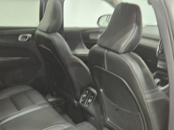 2022 Volvo XC40 Plus B4 MY23 Silver Dawn