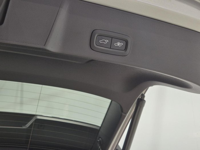 2022 Volvo XC40 Plus B4 MY23 Silver Dawn