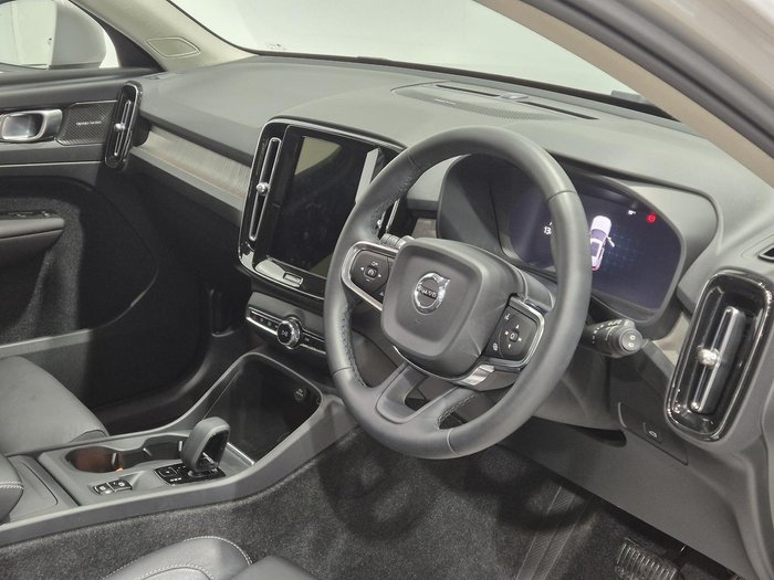 2022 Volvo XC40 Plus B4 MY23 Silver Dawn