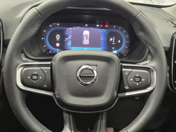 2022 Volvo XC40 Plus B4 MY23 Silver Dawn