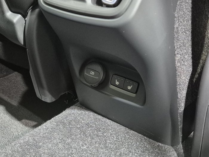 2022 Volvo XC40 Plus B4 MY23 Silver Dawn
