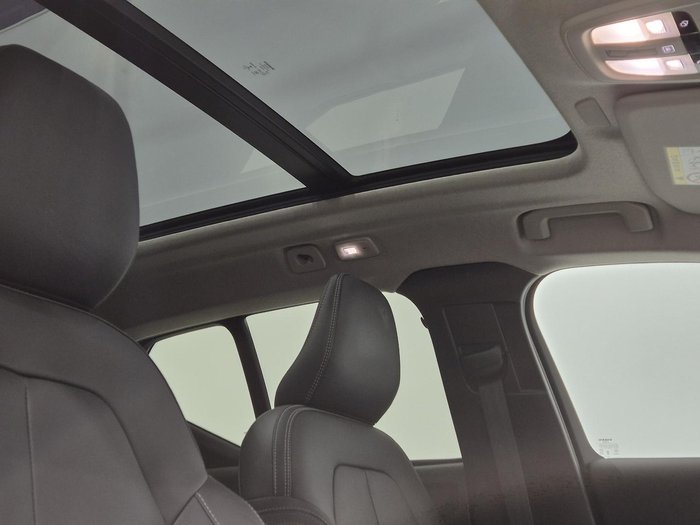 2022 Volvo XC40 Plus B4 MY23 Silver Dawn