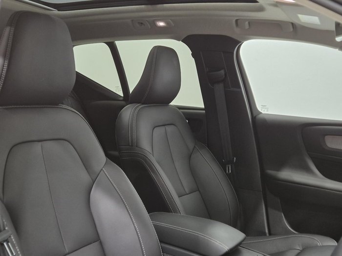 2022 Volvo XC40 Plus B4 MY23 Silver Dawn