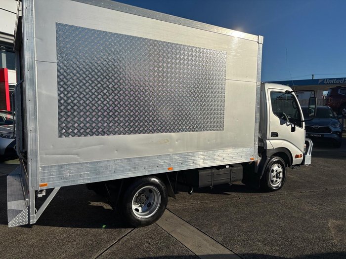2010 Hino 300 Series 616 Short