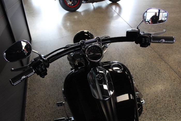 2017 Harley-davidson FXSB SOFTAIL BREAKOUT BLACK