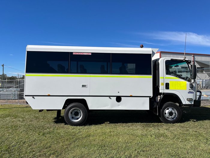 2013 Isuzu Nps 300 White
