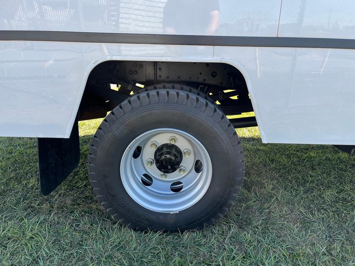 2013 Isuzu Nps 300 White