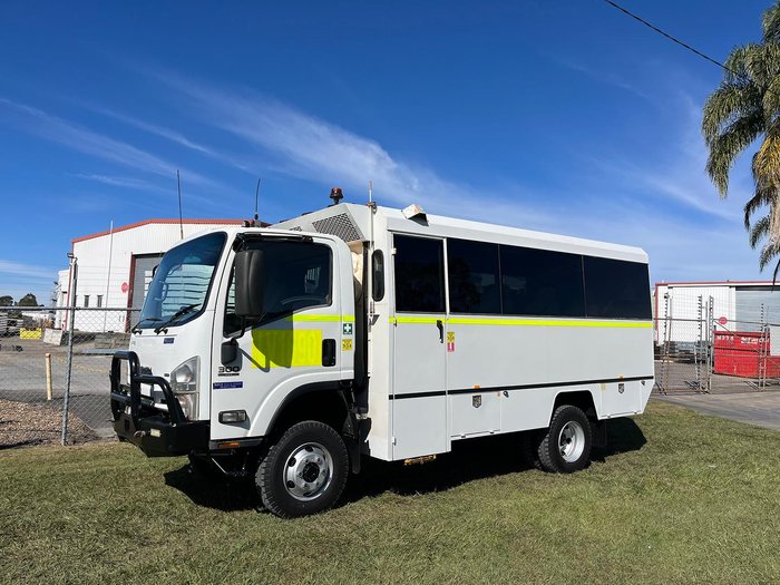 2013 Isuzu Nps 300 White