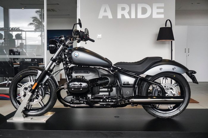 2025 BMW R 18 Blacked Out