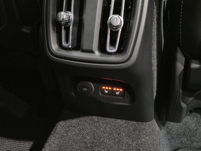 2022 Volvo XC40 Ultimate B4 Bright