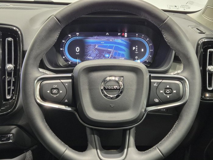2022 Volvo XC40 Ultimate B4 Bright