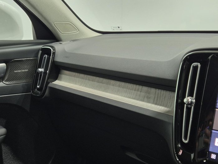 2022 Volvo XC40 Ultimate B4 Bright